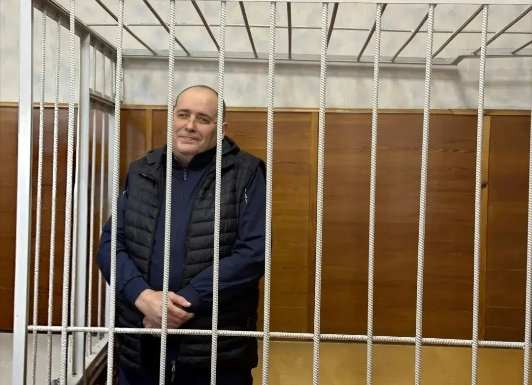Суд вынес новый приговор чиновнику: 9 лет колонии строгого режима и штраф 8,82 млн рублей; с учетом предыдущего решения общий срок — 14 лет. Общая сумма взяток — 4,41 млн рублей, личная доля — не менее 2,7 млн.