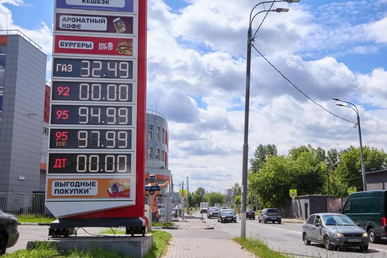 С начала топливного кризиса ФАС возбуждает дела против продавцов топлива: число проверок растет, а в отдельных регионах цены на бензин и дизель растут, в том числе в Калмыкии.
