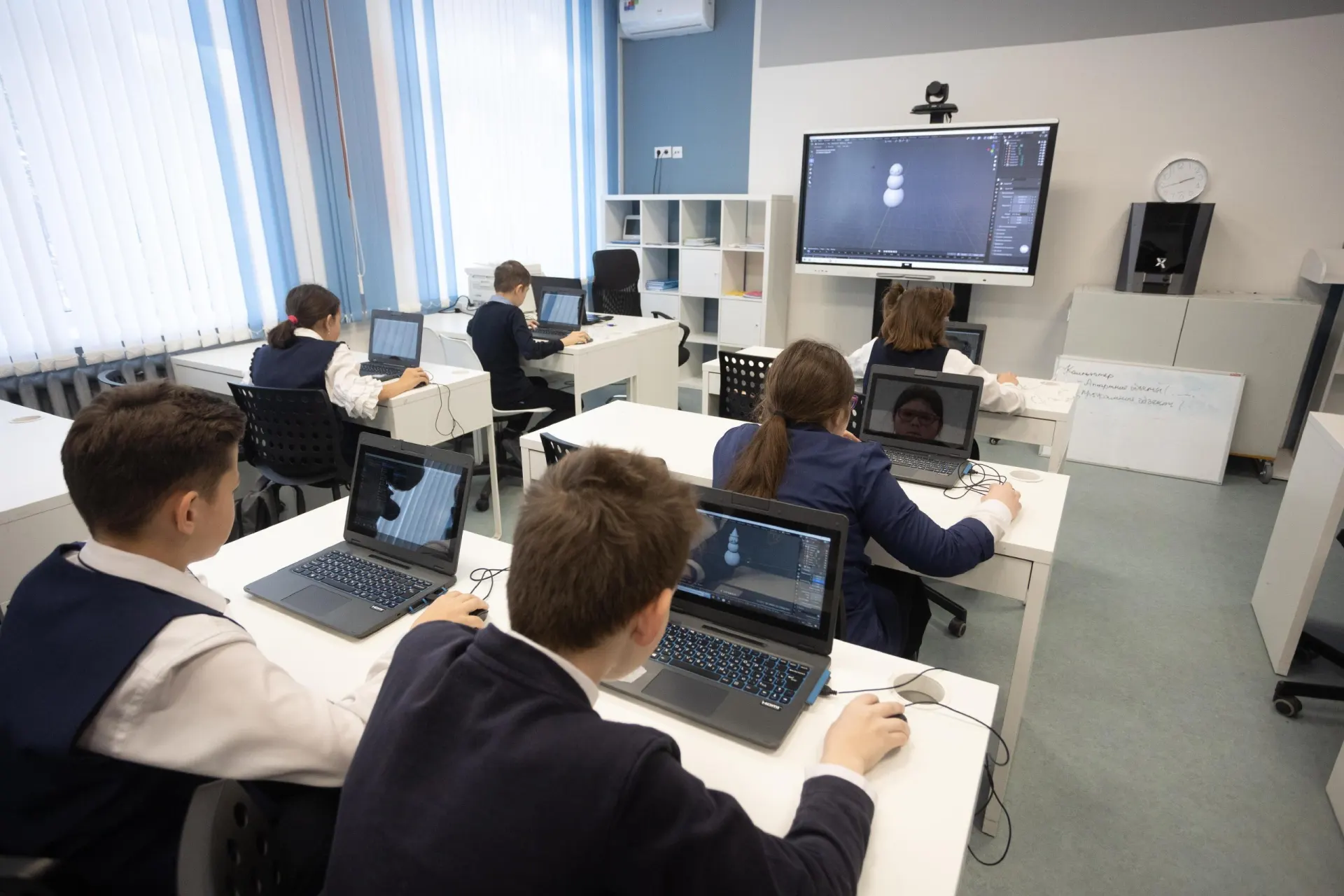Минпросвещения рассказало о применении искусственного интеллекта в классах и опубликовало методические рекомендации.