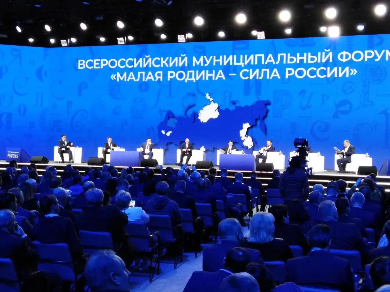 Указ устанавливает ежегодное проведение форума для муниципальных служащих и церемонию вручения награды «Служение», с назначением ответственных и организационной структуры.