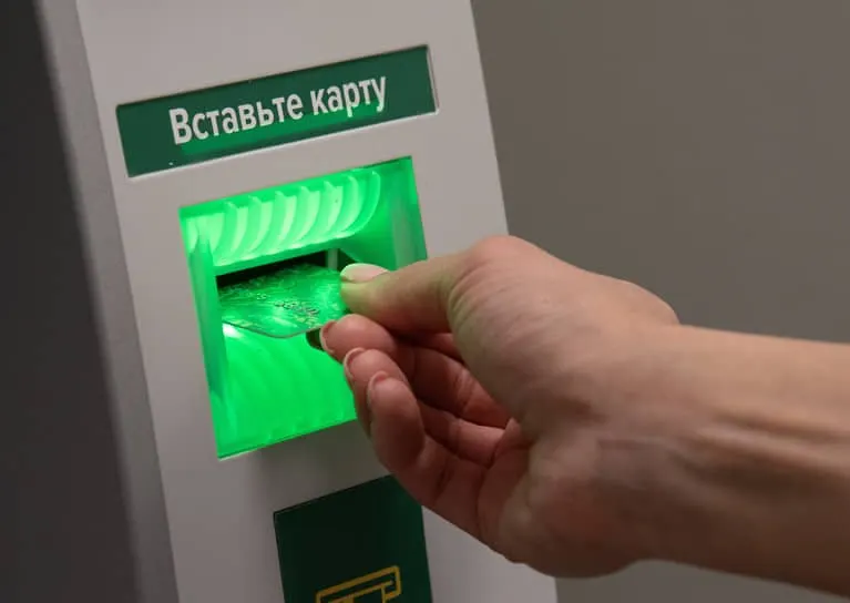 Поправки к порядку блокировки счетов вводят новое основание: частичное совпадение данных клиента с данными лица из перечня заморозки; банки смогут приостанавливать операции на 5 рабочих дней.