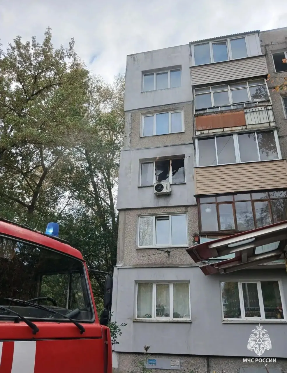 Пожар в пятиэтажном доме на улице Дружбы: восемь человек спасены, двадцать — эвакуированы; по предварительным данным — короткое замыкание в розетке.