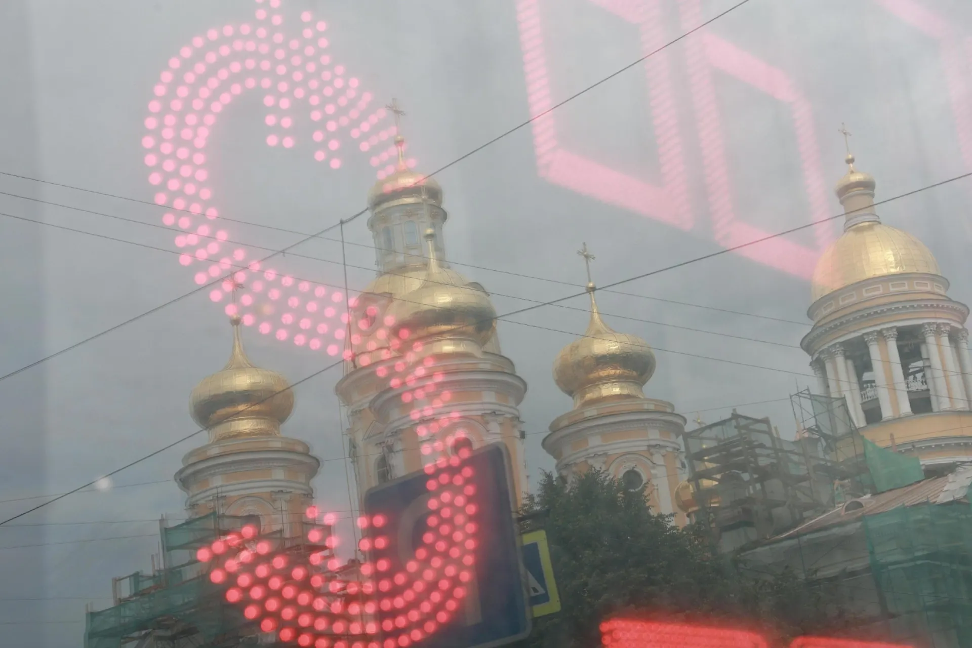Рубль ослаб за лето, курс к доллару снизился примерно на 25%; аналитики оценивают перспективы валютного рынка.
