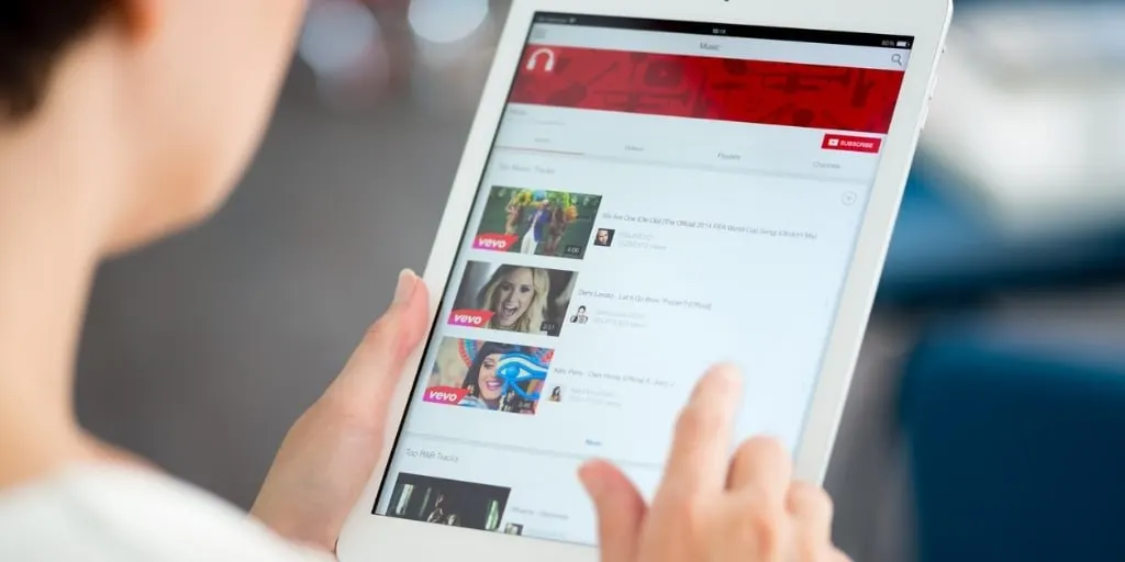 В первом полугодии 2026 года рост видеопотребления в России во многом обеспечил YouTube, в то время как Rutube потерял часть аудитории, а доступ к сервису сохранялся под давлением.