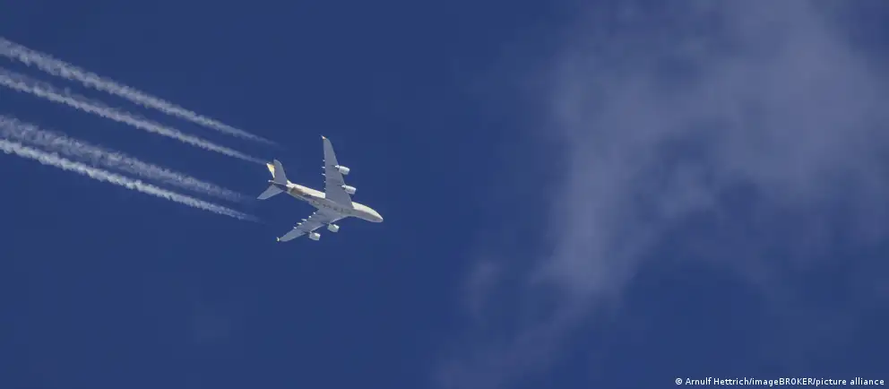 Киев обратился к ICAO с жалобами на угрозы для гражданской авиации в российском воздушном пространстве и призвал ограничить использование неба России; ситуация вызывает обсуждения мер безопасности для полётов.