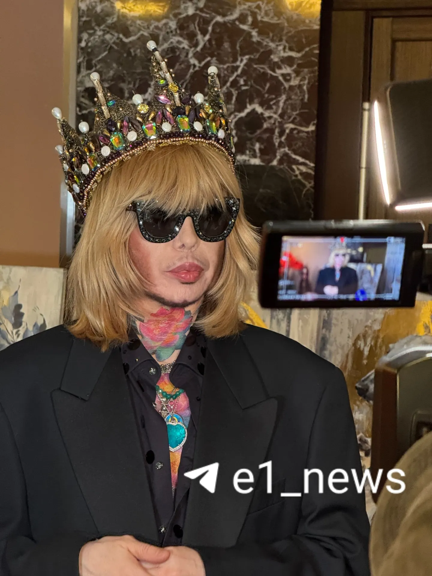 На всероссийском фестивале моды со всей страны собрались дизайнеры; ожидалось яркое выступление звезды гламура и поддержка отечественных производителей.