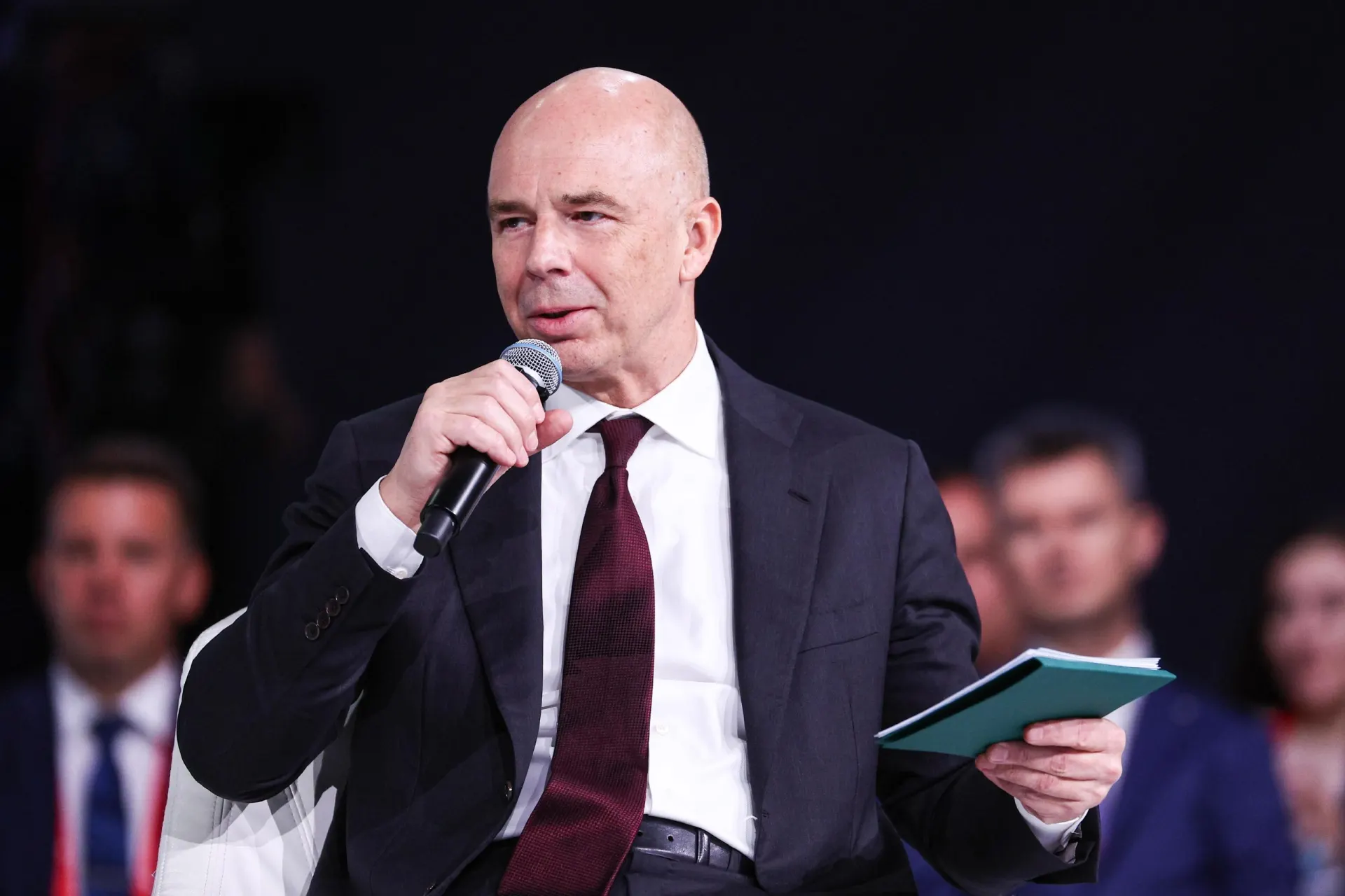 Минфин представил детали бюджета и намекнул на то, что ключевая ставка может остаться на текущем уровне до весны.