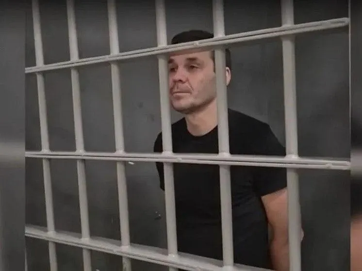 48-летний мужчина получил 14 лет колонии строгого режима, два года ограничения свободы и штраф в 200 тысяч рублей за госизмену; расследование связано с переводами средств ВСУ и сомнениями в показаниях силовиков.