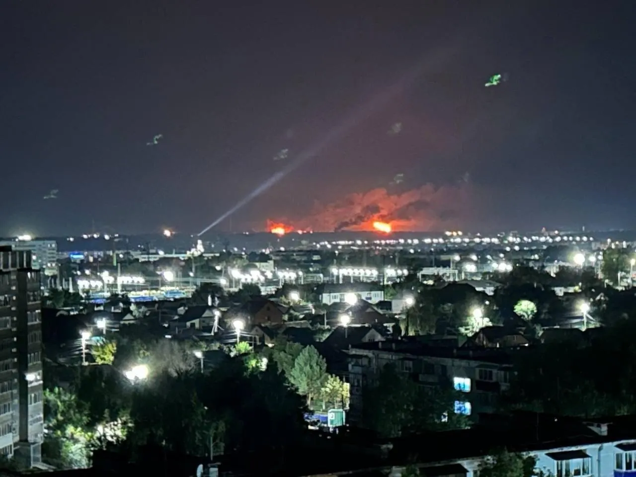 Пожар в Курске после падения обломков беспилотников; атаки дронов в Сызрани и Таганроге; расследование против Noize MC; прогноз по скидкам осенних распродаж и рост долгов стран СНГ.