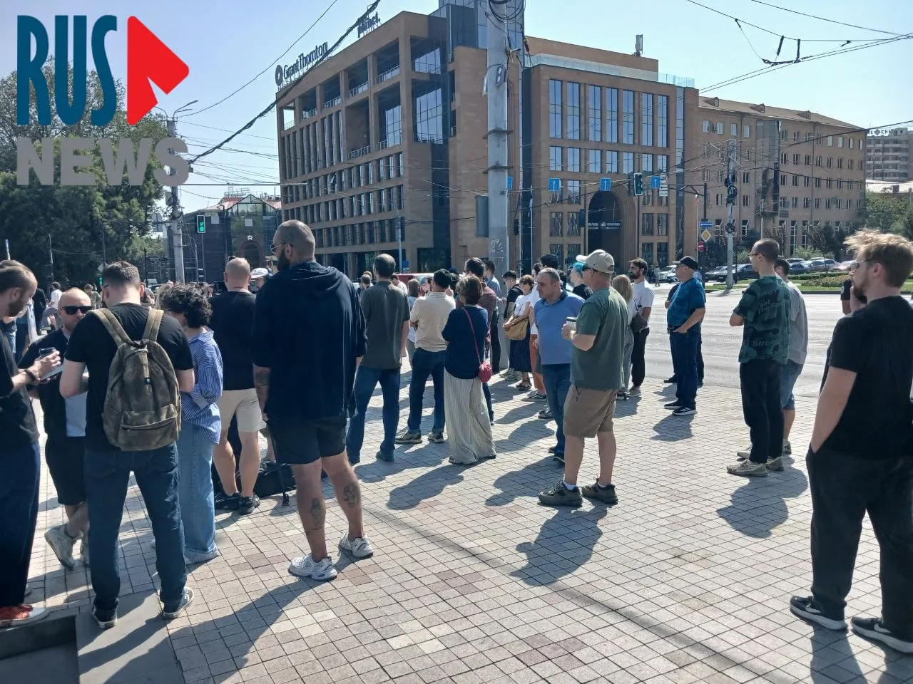 У посольства России в Ереване к полудню образовалась длинная очередь, рядом проходит митинг.