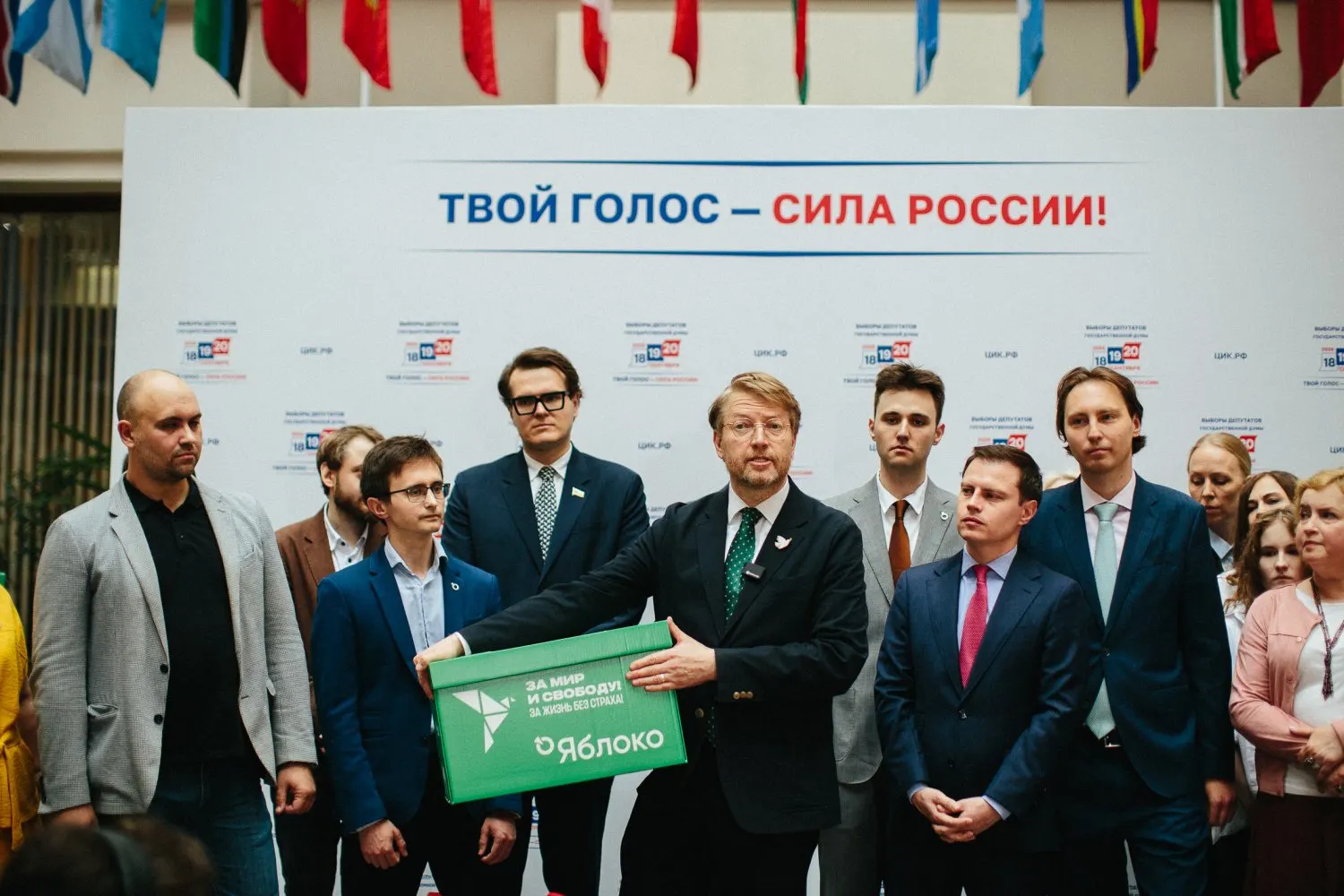 В Москве ТИК Центрального округа отказались допустить около 100 наблюдателей кандидата от «Яблока» Сергея Митрохина; далее события разворачиваются по регионам: поданные жалобы, судебные решения и повестки в военкоматы.